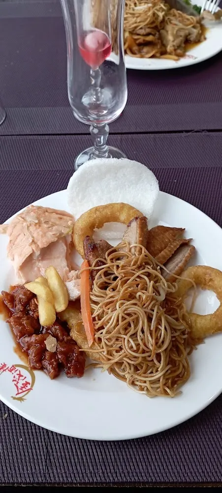 Nouilles Sautées Calamars Et Saumon